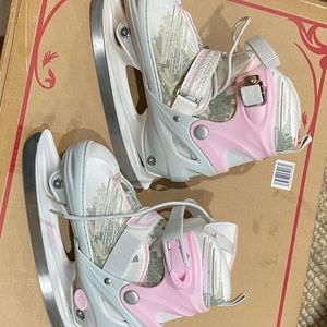 DBX ADJUSTABLE GIRLS ICE SKATES